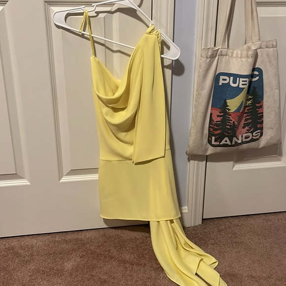BCBGMAXAZRIA Designer Yellow Draped One Shoulder Flowing Fabric Top - Picture 3 of 5